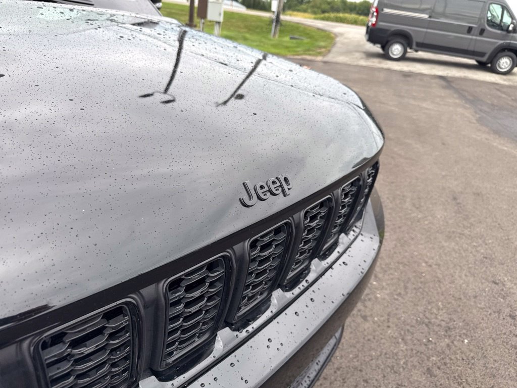 Certified 2024 Jeep Grand Cherokee Limited w/ Black Appearance Package AWD/4WD image 12