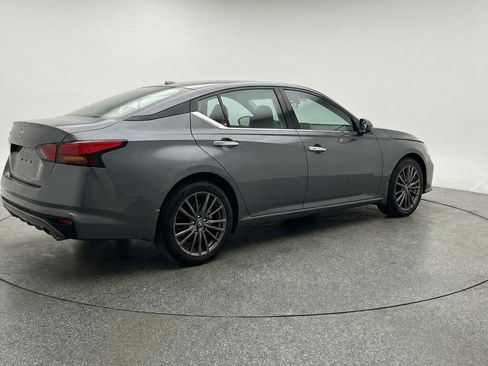 Used 2025 Nissan Altima 2.5 SV image 9