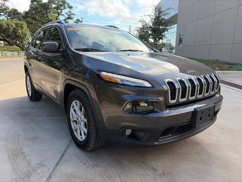 Used 2018 Jeep Cherokee Latitude Plus FWD image 5