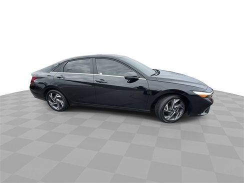 Used 2024 Hyundai Elantra Limited image 2