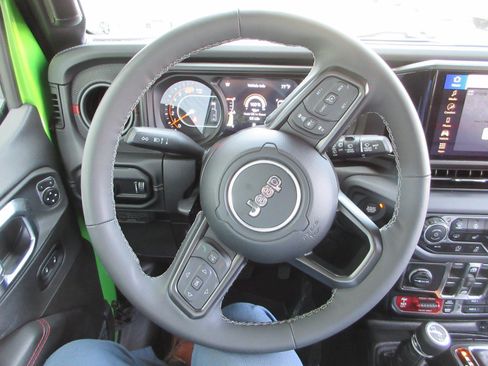 Used 2025 Jeep Wrangler Unlimited Rubicon w/ Convenience Group AWD/4WD image 34