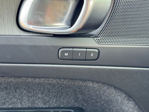 Used 2023 Volvo XC40 B4 Core w/ Convenience Package image 16