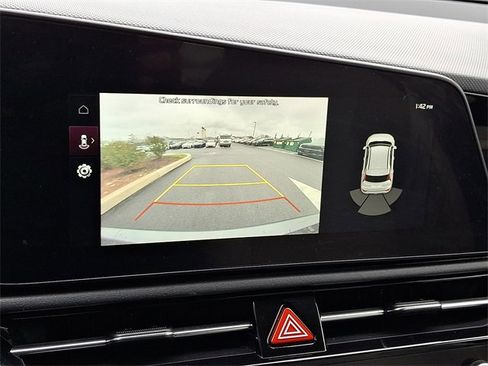 Used 2023 Kia Niro EX image 18