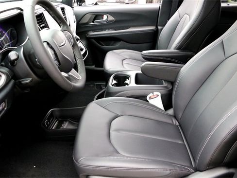 New 2026 Chrysler Voyager LX image 9