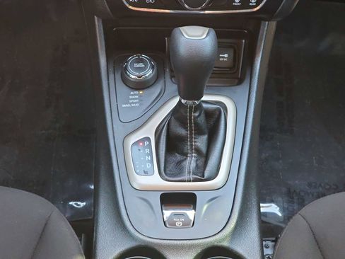 Used 2018 Jeep Cherokee Latitude w/ Cold Weather Group image 21