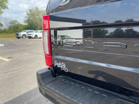Used 2022 Ford F250 Lariat w/ Black Appearance Package image 25