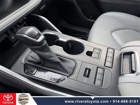 Used 2020 Toyota Highlander XLE image 21