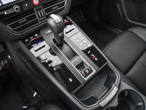 Certified 2026 Porsche Macan AWD/4WD image 20