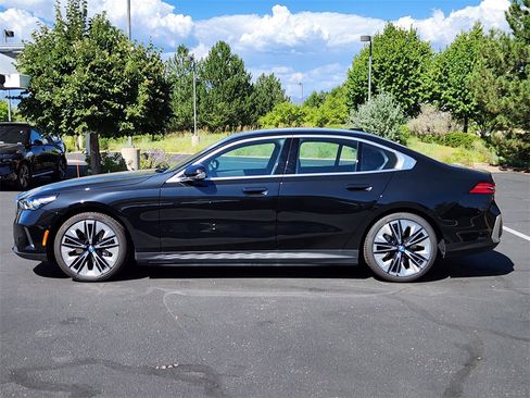 Certified 2024 BMW i5 eDrive40i w/ Premium Package image 2