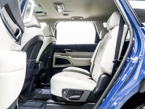 Used 2024 Kia Telluride EX w/ EX Captain's Chair Package image 36