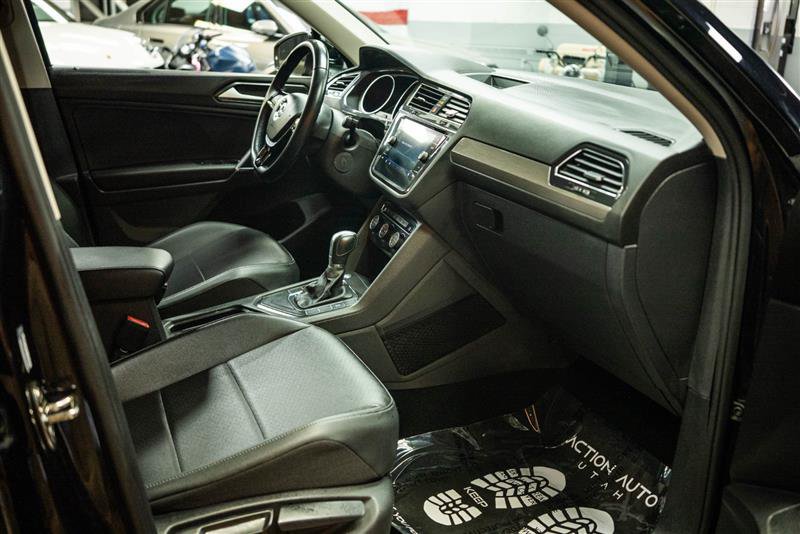 Used 2018 Volkswagen Tiguan SE w/ Panoramic Sunroof Package FWD image 13
