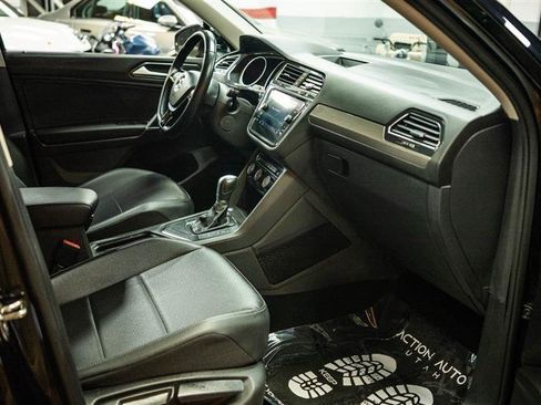 Used 2018 Volkswagen Tiguan SE w/ Panoramic Sunroof Package FWD image 13