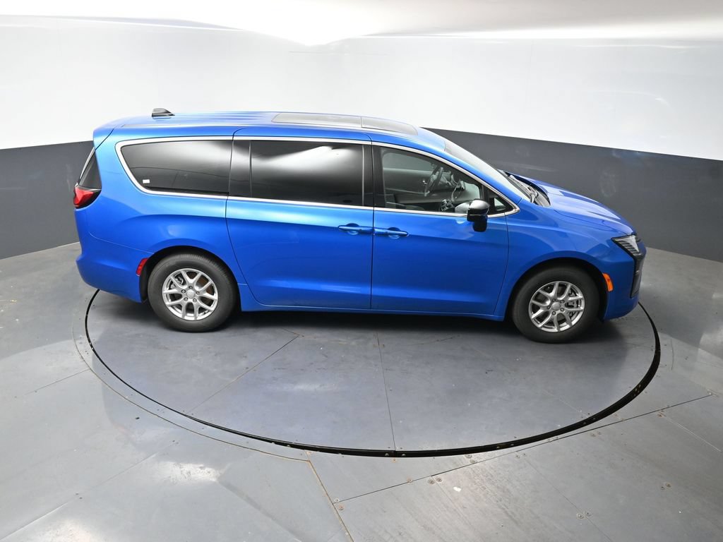New 2027 Chrysler Pacifica Select w/ Family Tech Group FWD image 32