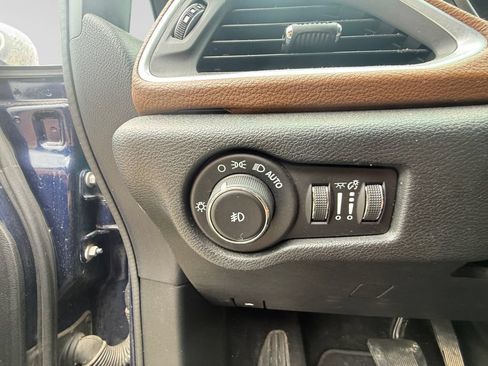 Used 2018 Chrysler Pacifica Limited FWD image 16