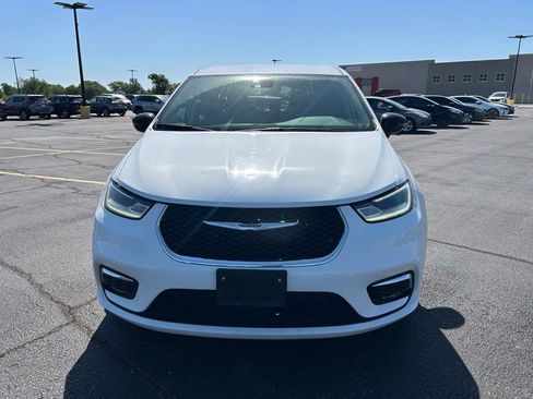 Used 2024 Chrysler Pacifica Touring-L FWD image 4