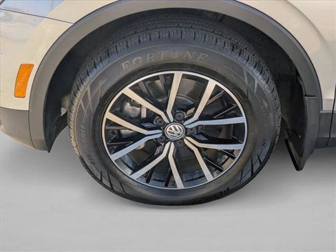 Used 2021 Volkswagen Tiguan SE image 21