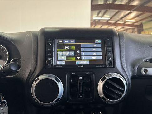 Used 2013 Jeep Wrangler Unlimited Rubicon w/ Connectivity Group AWD/4WD image 16