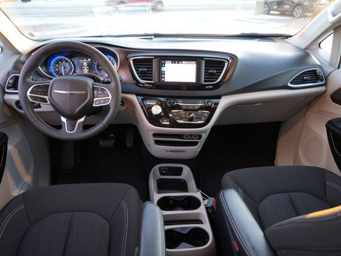 Used 2023 Chrysler Voyager LX image 28