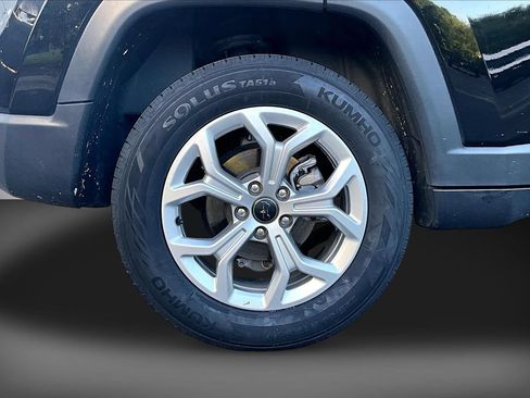 Certified 2025 Jeep Compass Latitude w/ Sun & Sound Group AWD/4WD image 35