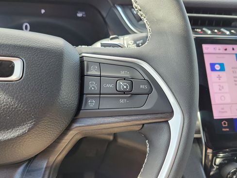 Used 2023 Jeep Grand Cherokee Limited w/ Luxury Tech Group II image 15