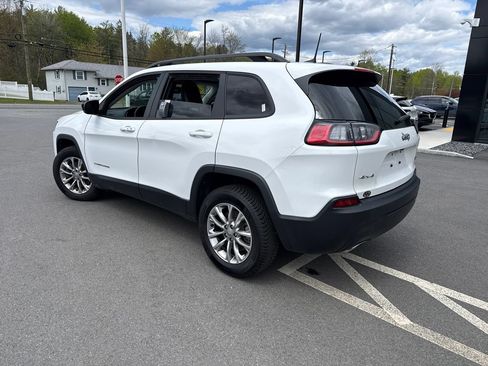 Used 2022 Jeep Cherokee Latitude Lux w/ Mopar Interior Package AWD/4WD image 3