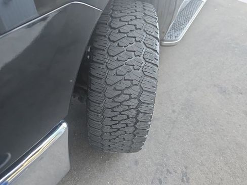 Used 2019 Nissan Titan SV w/ SV Convenience Package image 23