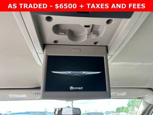 Used 2015 Chrysler Town & Country Touring image 17