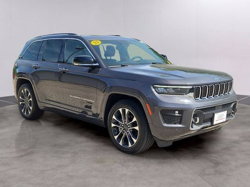 Used 2023 Jeep Grand Cherokee Overland w/ Luxury Tech Group IV AWD/4WD image 10