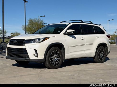 Used 2017 Toyota Highlander SE image 2