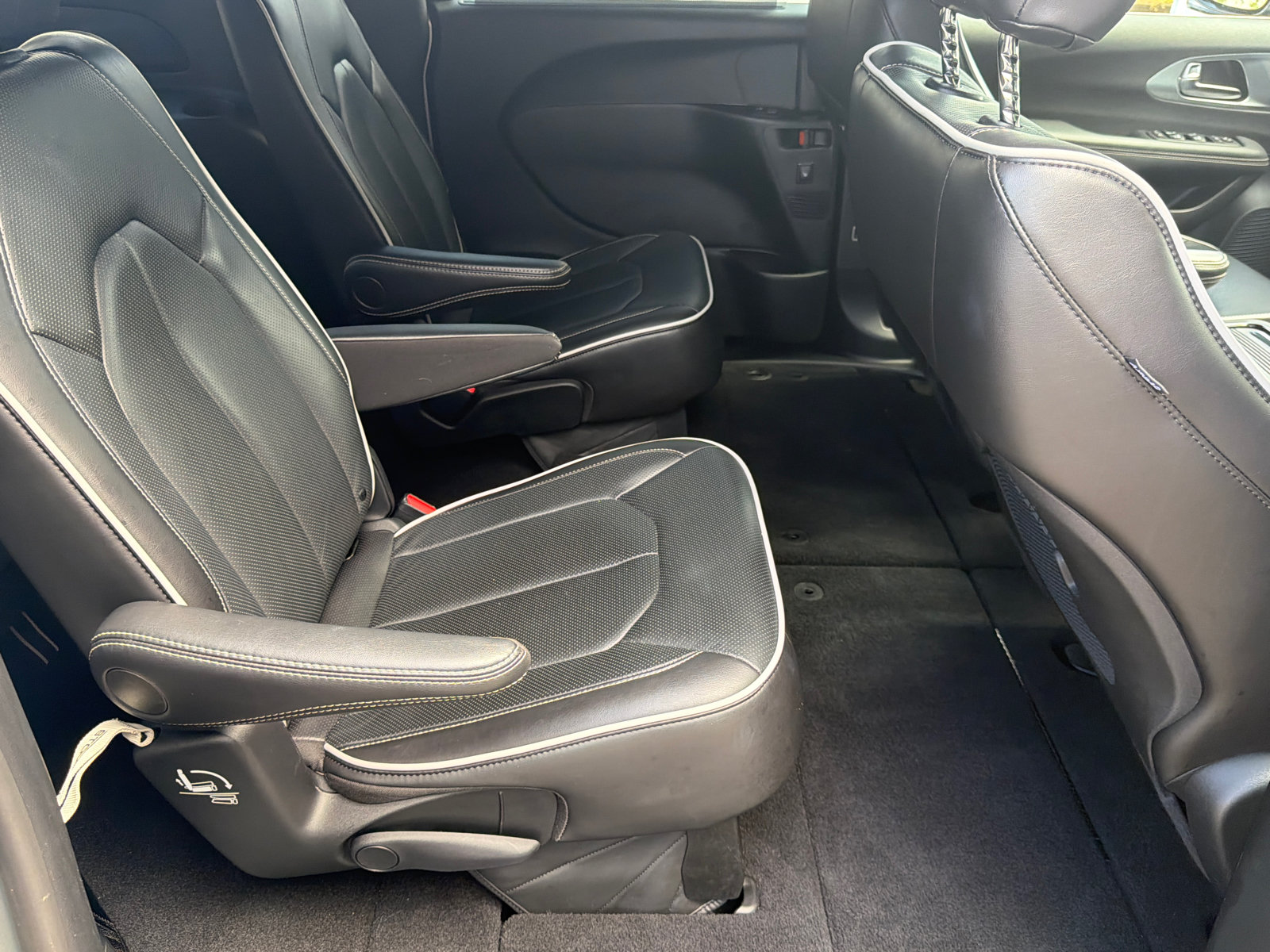 Used 2026 Chrysler Pacifica Limited FWD image 16
