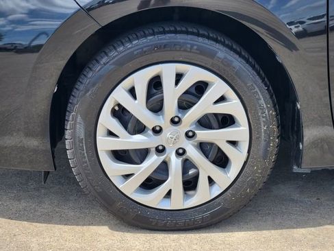 Used 2018 Toyota Corolla LE image 7