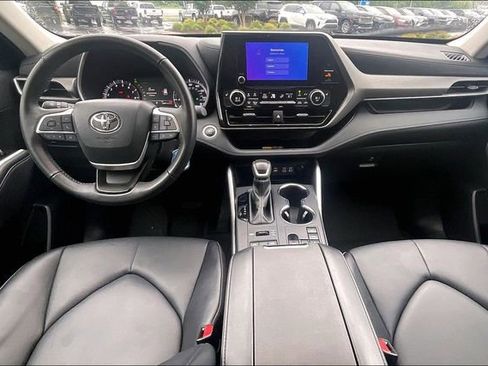 Used 2025 Toyota Highlander XLE AWD/4WD image 15