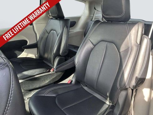 Used 2024 Chrysler Pacifica Limited FWD image 23