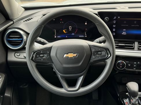 Used 2025 Chevrolet Trax LT image 28