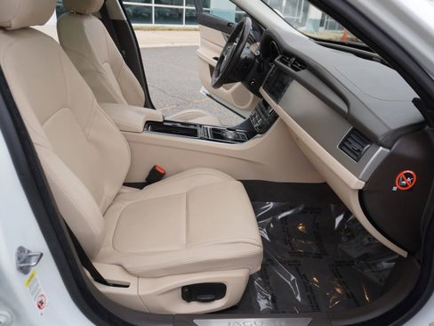 Used 2016 Jaguar XF Premium image 10