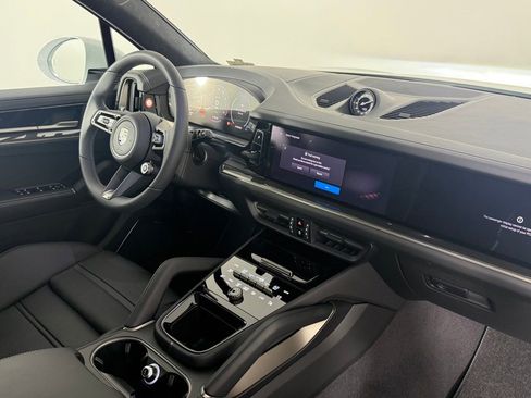 Certified 2025 Porsche Cayenne Turbo image 19