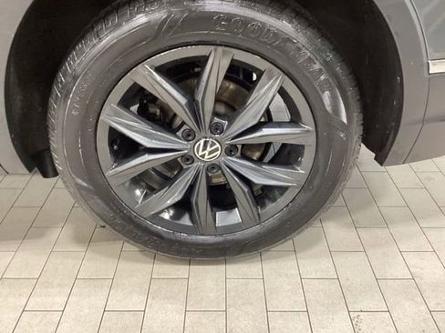 Used 2024 Volkswagen Tiguan SE w/ Panoramic Sunroof Package FWD image 5