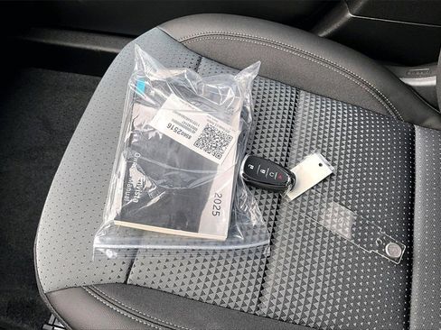 Used 2025 Chevrolet Trax LT image 34