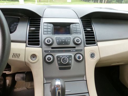 Used 2014 Ford Taurus SE FWD image 13