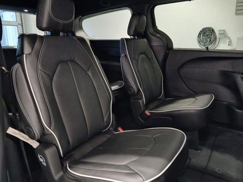 New 2026 Chrysler Pacifica Limited image 16