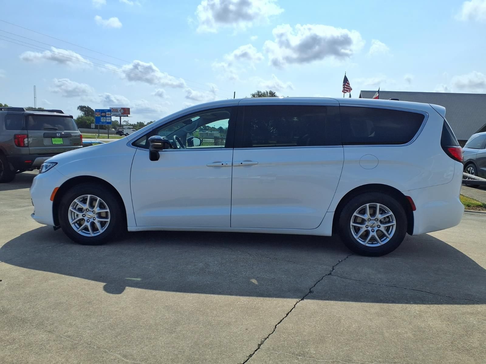 Used 2024 Chrysler Pacifica Touring-L FWD image 9