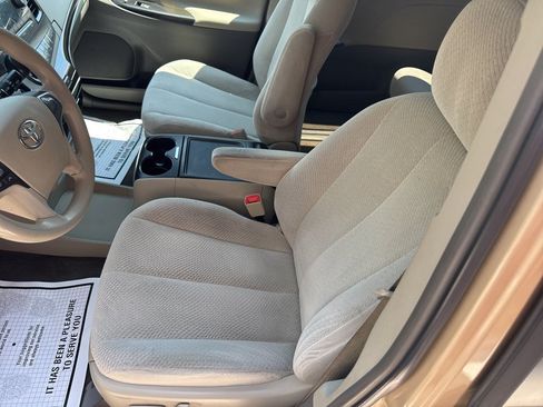 Used 2013 Toyota Sienna LE FWD image 18