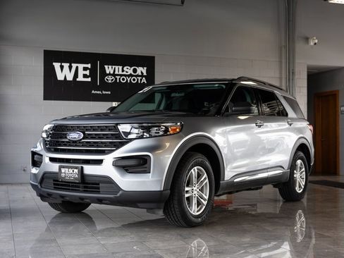 Used 2021 Ford Explorer XLT image 2