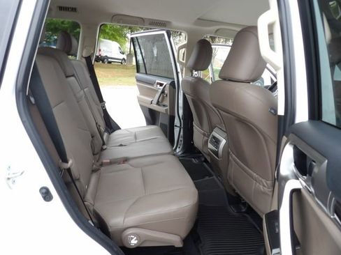 Used 2023 Lexus GX 460 Luxury w/ Accessory Package AWD/4WD image 33