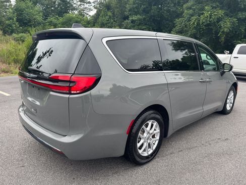 Used 2023 Chrysler Pacifica Touring-L FWD image 5