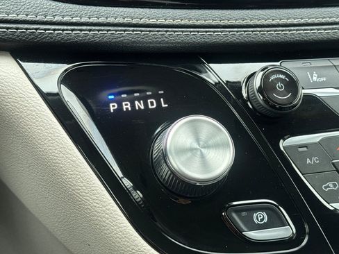 Used 2024 Chrysler Pacifica Select image 26