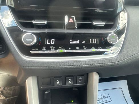 Used 2025 Toyota Corolla Cross XLE FWD image 29