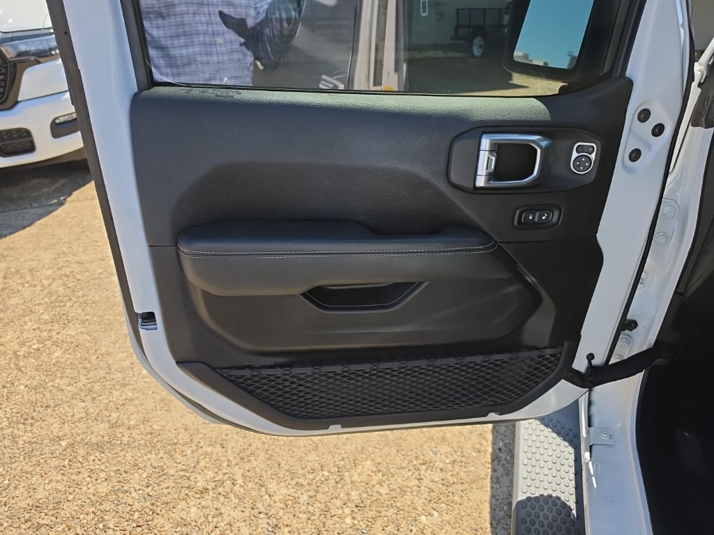 Used 2021 Jeep Wrangler Unlimited Sahara AWD/4WD image 26