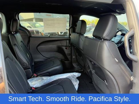 New 2026 Chrysler Pacifica Select image 6