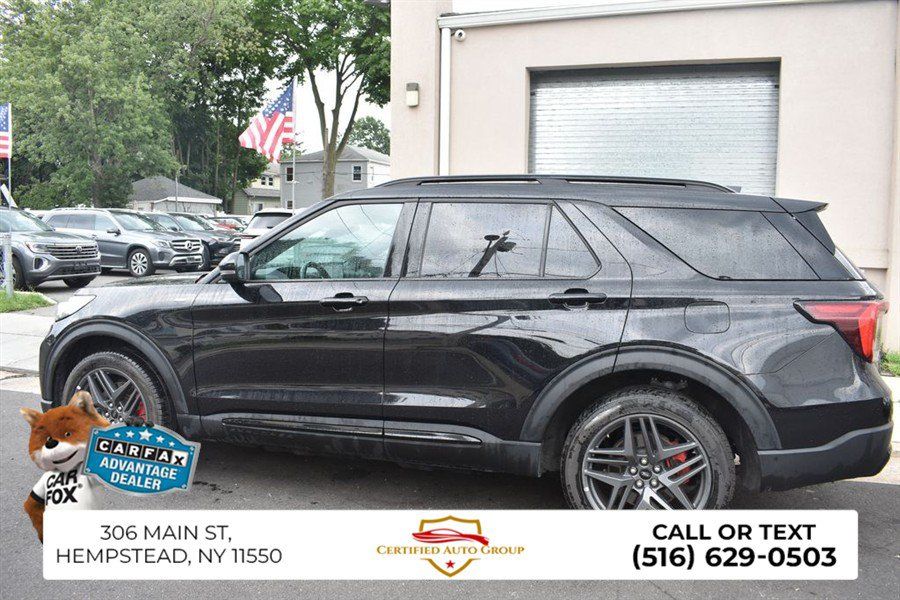 Used 2025 Ford Explorer ST-Line w/ ST-Line Street Pack AWD/4WD image 9